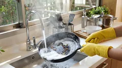 Pannun karstan saa pois muutamassa minuutissa: helppo temppu täydelliseen kiiltoon